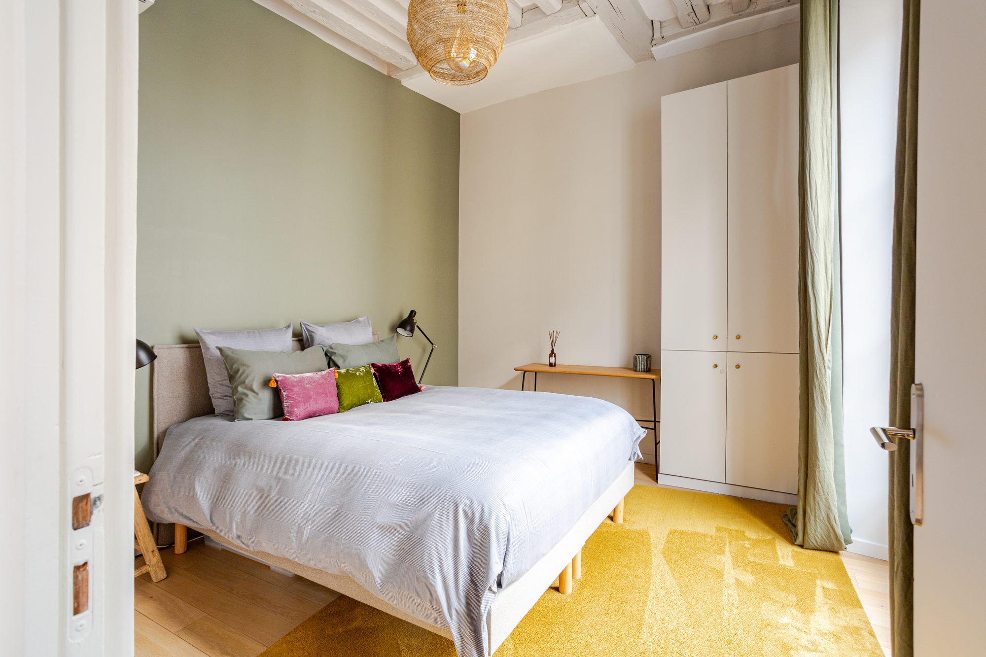 The street-view bedroom